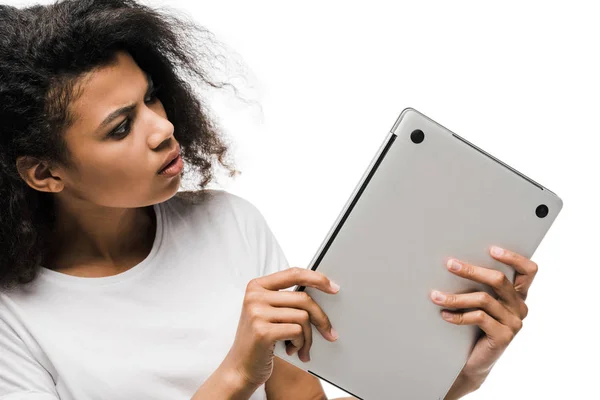 Schöne Afrikanisch Amerikanische Frau Schaut Auf Laptop Isoliert Auf Weiß — Stockfoto
