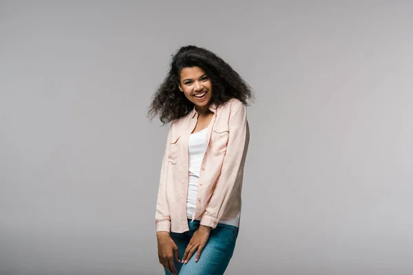 Feliz Afroamericana Chica Pie Sonriendo Gris — Foto de Stock