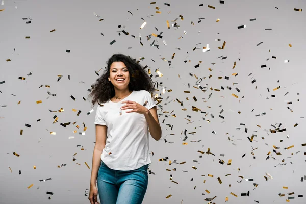 Joven Africano Americano Mujer Sonriendo Cerca Brillante Confeti Mientras Pie —  Fotos de Stock