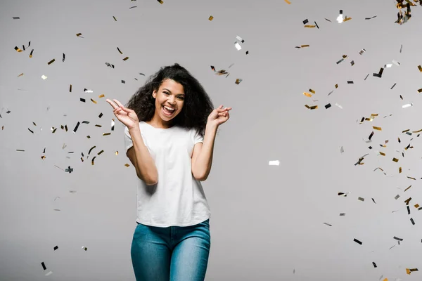 Jovem Afro Americana Sorrindo Perto Cair Confete Enquanto Mostrando Sinal — Fotografia de Stock