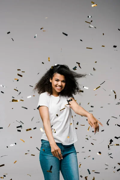 Mujer Afroamericana Feliz Sonriendo Haciendo Gestos Cerca Caer Confeti Mientras — Foto de Stock