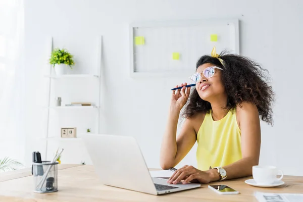 Doordachte Afro Amerikaanse Vrouw Glazen Die Pen Terwijl Zittend Buurt — Stockfoto