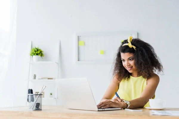 Jovem Mulher Negócios Afro Americana Alegre Usando Laptop Enquanto Sentado — Fotografia de Stock