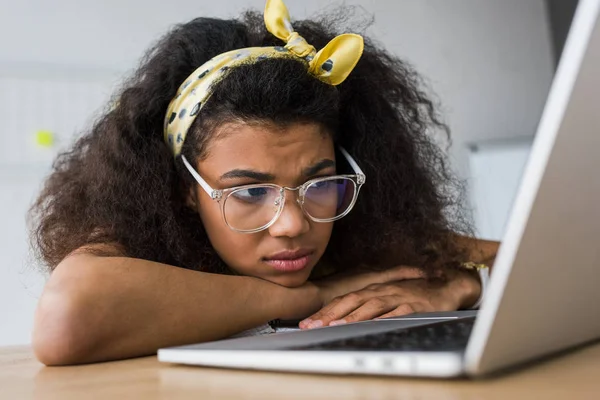Messa Fuoco Selettiva Sconvolto Donna Afro Americana Occhiali Utilizzando Computer — Foto Stock