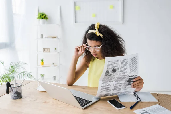 Atractiva Mujer Afroamericana Sosteniendo Periódico Viaje Mirando Ordenador Portátil — Foto de Stock