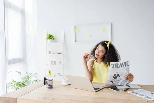 Mujer Afroamericana Pensativa Sosteniendo Periódico Viaje Gafas —  Fotos de Stock