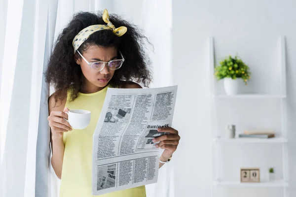 Morena Afroamericana Americana Mujer Leyendo Periódico Sosteniendo Taza —  Fotos de Stock