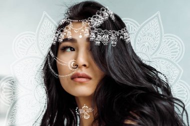 mandala çiçek süs yakınında çekici esmer tay kadın 
