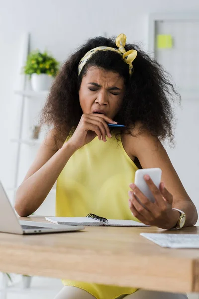 Selectieve Focus Van Uitgeput Afro Amerikaanse Vrouw Geeuwen Bedekken Van — Stockfoto