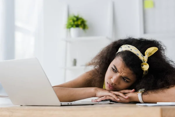 Müde Afroamerikanerin Liegt Auf Tisch Und Schaut Auf Laptop — Stockfoto