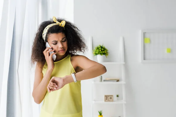 Mujer Afroamericana Rizada Hablando Teléfono Inteligente Mirando Reloj —  Fotos de Stock
