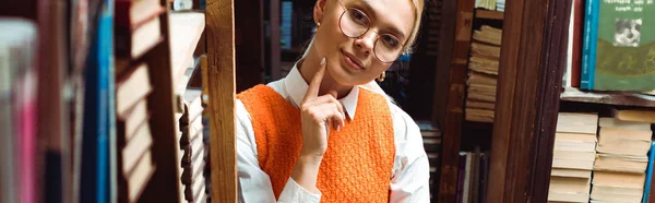 Panoramabild Vacker Och Blond Kvinna Glasögon Tittar Bort Biblioteket — Stockfoto