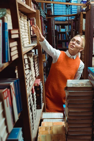 Blonde Beautiful Woman Glasses Dress Looking Library — Stock Photo, Image