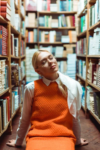 Beautiful Blonde Woman Closed Eyes Glasses Sitting Floor Library — Stock Photo, Image