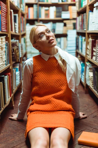 Beautiful Dreamy Woman Glasses Sitting Floor Looking Away Library — Stock Photo, Image