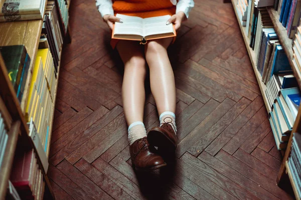 Visão Parcial Mulher Sentada Chão Madeira Livro Segurando — Fotografia de Stock