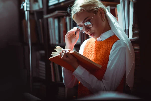 Mujer Atractiva Rubia Gafas Lectura Libro Biblioteca —  Fotos de Stock