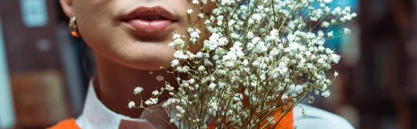 Tiro Panorâmico Jovem Mulher Adulta Segurando Flores Brancas — Fotografia de Stock