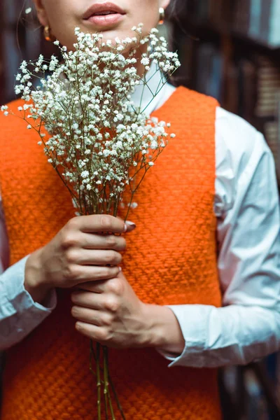 Vista Ritagliata Della Donna Abito Arancione Con Fiori Bianchi Mano — Foto Stock