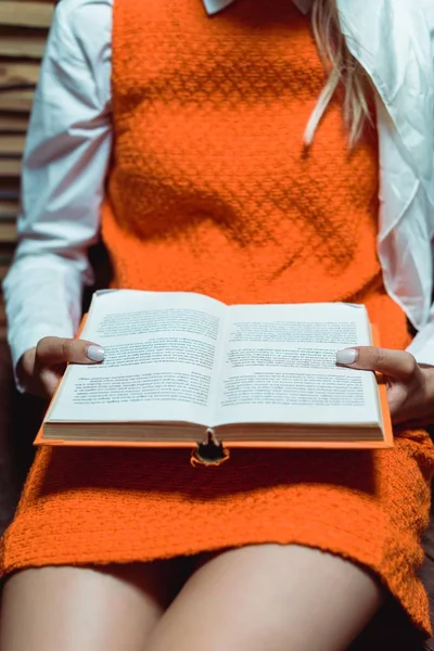 Vista Recortada Mujer Vestido Naranja Celebración Libro Biblioteca — Foto de Stock