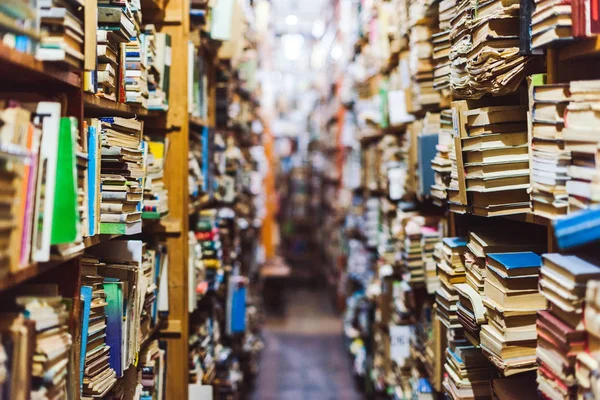 Selektiver Fokus Von Retro Büchern Auf Holzregalen Der Bibliothek — Stockfoto