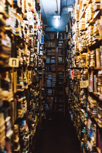 Selectieve Focus Van Vintage Boeken Houten Planken Bibliotheek — Stockfoto