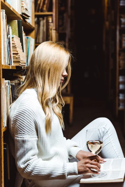 Seitenansicht Der Blonden Frau Die Buch Liest Und Ein Weinglas — Stockfoto