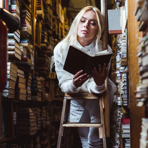 Mulher Loira Bonita Camisola Branca Leitura Livro Biblioteca — Fotografia de Stock