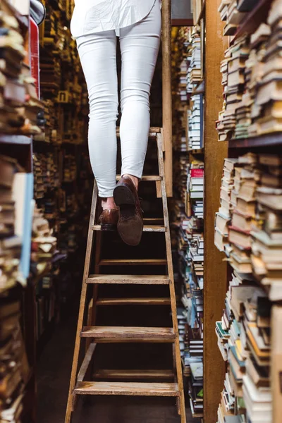 Обрезанный Вид Женщины Стоящей Деревянной Лестнице Библиотеке — стоковое фото