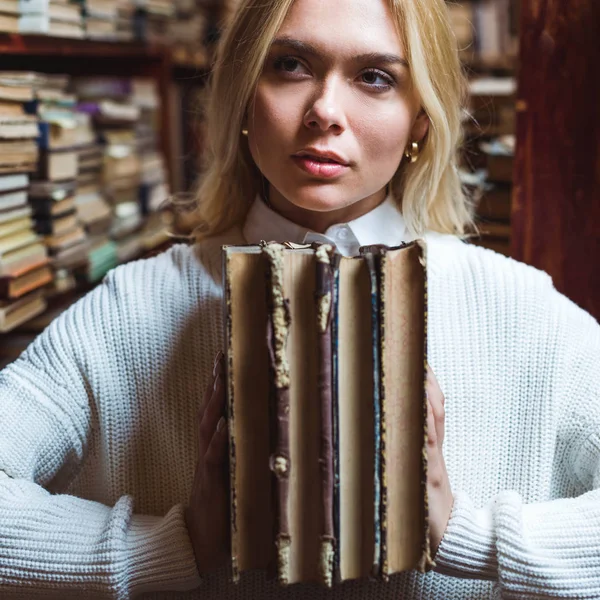 Blonde Pretty Woman Holding Books Looking Away Library — Stock Photo, Image