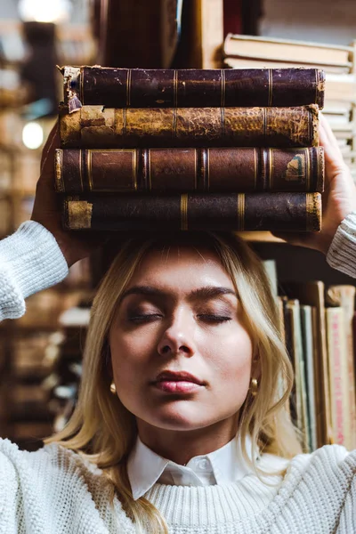 Blonde Jolie Femme Aux Yeux Fermés Tenant Des Livres Bibliothèque — Photo