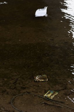 nehirde dokulu kumlu alt üzerinde plastik çöp