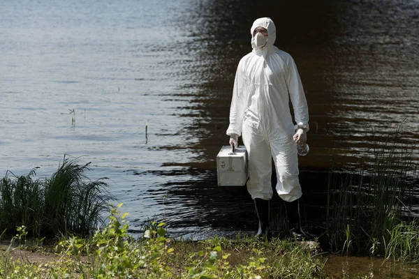 Nehirde Denetim Kiti Şişesi Tutan Koruyucu Kostüm Denetçisi Tam Uzunlukta — Stok fotoğraf