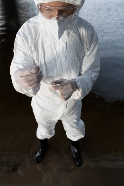 Vista Ángulo Alto Del Inspector Agua Traje Protección Tomando Muestra — Foto de Stock