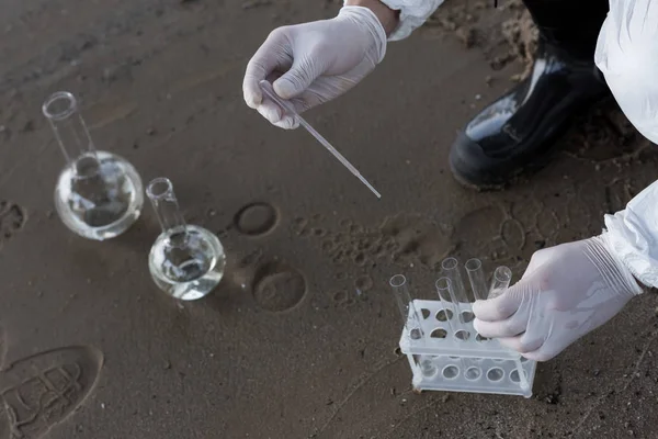 Gedeeltelijke Weergave Van Water Inspecteur Latex Handschoenen Nemen Van Watermonsters — Stockfoto