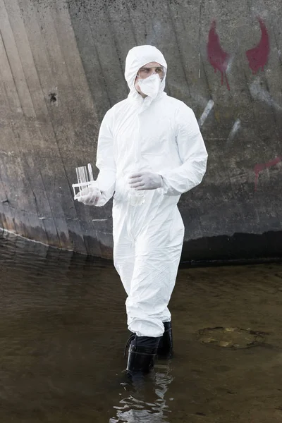 Volledige Lengte Weergave Van Water Inspecteur Beschermende Kostuum Gasmasker Houden — Stockfoto