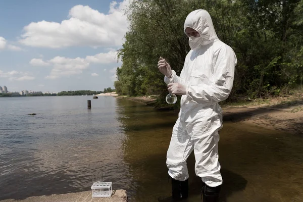 Vatten Inspektör Skyddsdräkt Latex Handskar Och Andningsskydd Vattenprov Vid Floden — Stockfoto