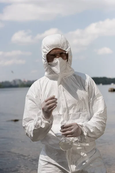 Vooraanzicht Van Water Inspecteur Beschermende Kostuum Latex Handschoenen Gasmasker Houden — Stockfoto