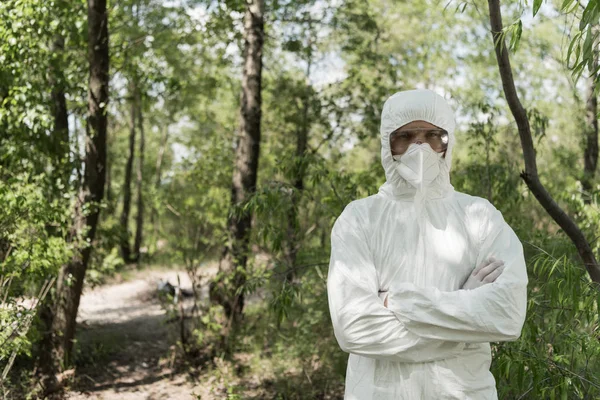 Előnézete Ökológus Védő Ruha Légzőszerek Keresztezett Fegyverek Erdőben — Stock Fotó