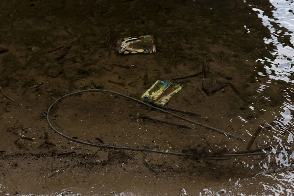 Nehirde Dokulu Kumlu Alt Üzerinde Plastik Çöp — Stok fotoğraf