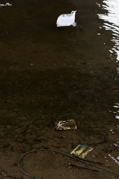 Plastic Vuilnis Getextureerde Zanderige Bodem Rivier — Stockfoto