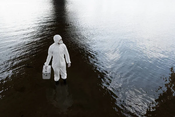 川の防護衣装保持検査キットの水検査官のオーバーヘッドビュー — ストック写真