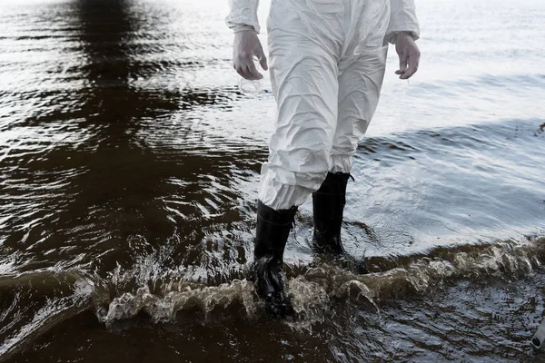 川に立つ保護衣装とブーツの水検査官の部分的なビュー — ストック写真