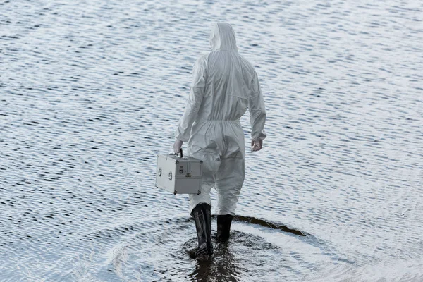 Achteraanzicht Van Water Inspecteur Beschermende Kostuum Holding Inspectie Kit Rivier — Stockfoto