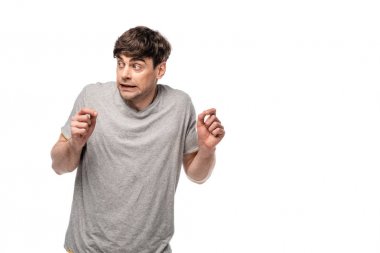 korkmuş genç adam uzağa bakıyor ve beyaz izole gesturing