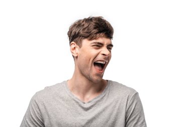 heyecanlı genç adam beyaz izole bakarken gülüyor