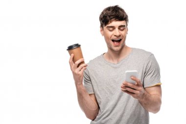 beyaz izole akıllı telefon kullanırken gitmek için kahve tutan neşeli genç adam