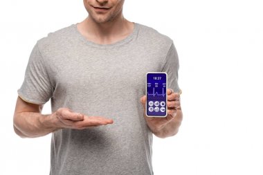 sağlık uygulaması ile akıllı telefon sunan adam kırpılmış görünümü, beyaz izole