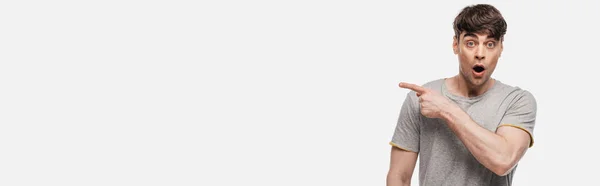 Панорамний Знімок Шокованого Молодого Чоловіка Який Вказує Пальцем Дивиться Камеру — стокове фото