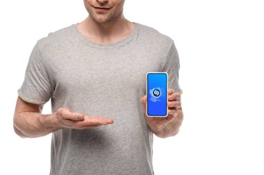 Kiev, Ukrayna - 16 Mayıs 2019: beyaz izole shazam uygulaması ile akıllı telefon sunan adam kırpılmış görünümü